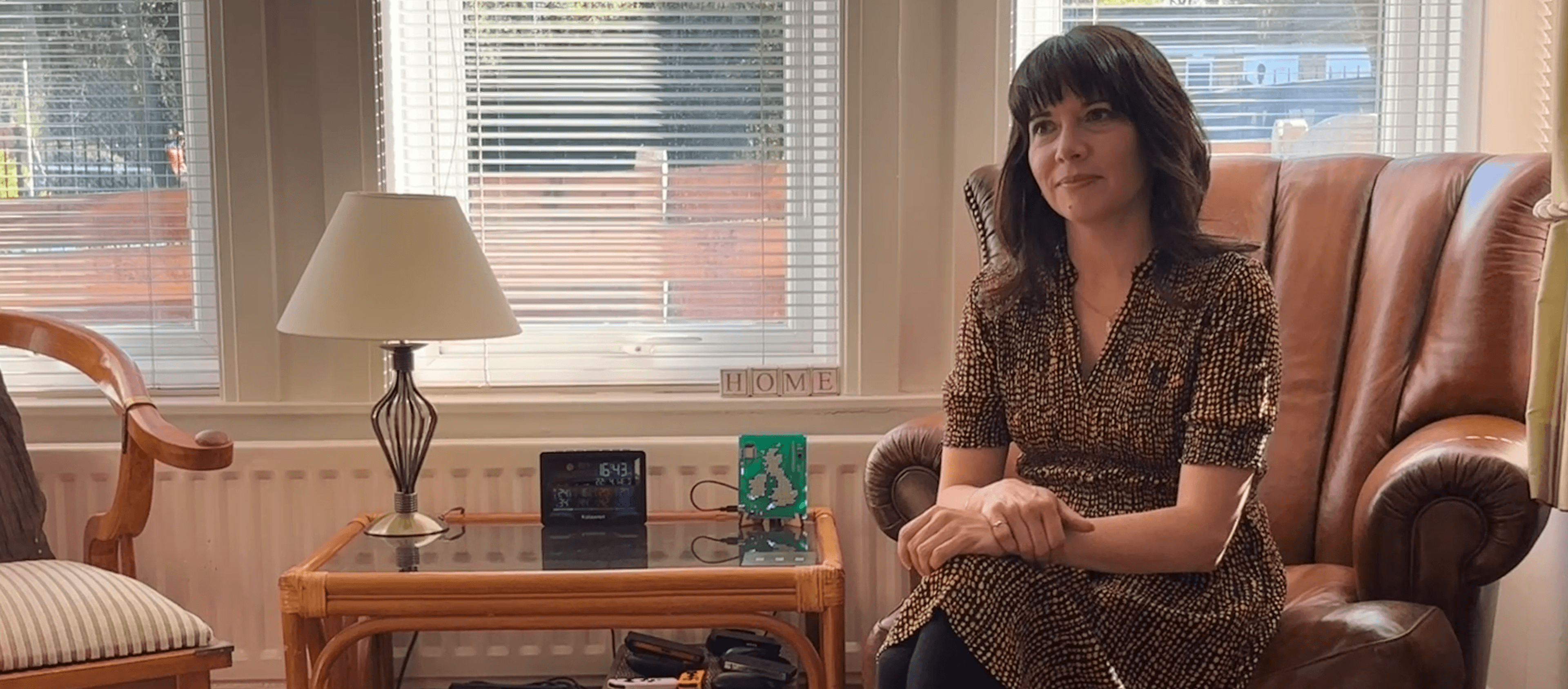 Illustration of a person rowing between chaos and rigidity.